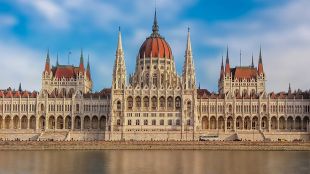 Председателят на унгарския парламент заяви днес че гласуването за членството