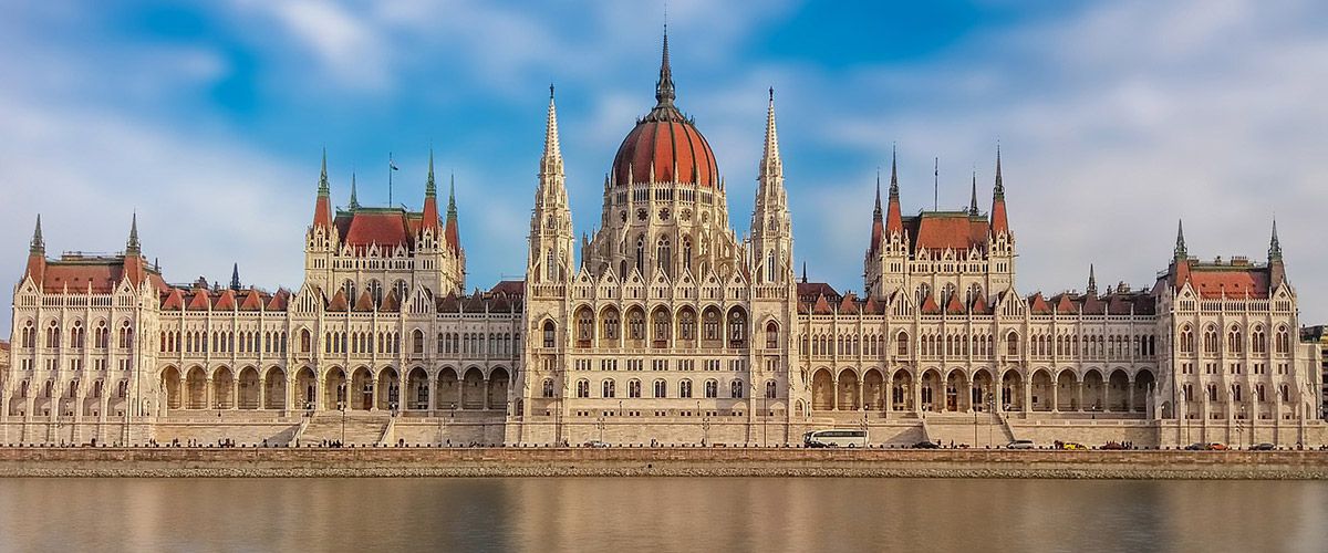 Парламентът на Унгария прие закон, забраняващ разпространението на ЛГБТИ-съдържание в