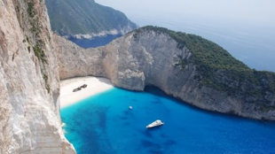 Властите на йонийския остров Закинтос решиха да запазят плажа Навагио