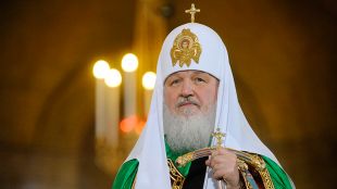 Руският патриарх Кирил който падна по време на богослужение в