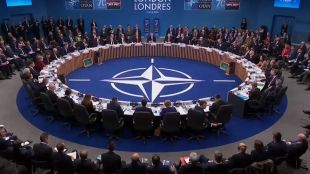 Посланиците на държавите от НАТО решително осъждат принудителното отклоняване към