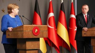 Турският президент Реджеп Ердоган разговаря чрез видеоконферентна връзка с германския