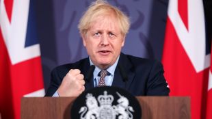 Британският премиер Борис Джонсън обяви санкции срещу над 100 руски