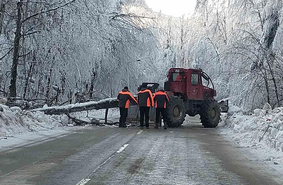 Остава усложнена зимната обстановка в някои региони на България.В Северозападната