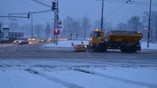Над 60 снегопочистващи машини са на терен в София Във