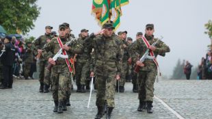 Българските граждани които желаят да съчетават цивилна и военна кариера