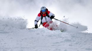 На ски пистата в Боровец мъж минава през опитен скиор