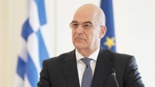 Гръцкият външен министър Никос Дендиас е дал в събота положителен