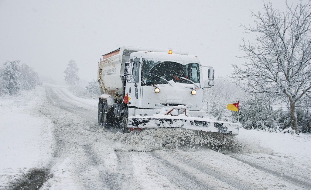 През нощта и сутринта над 700 снегопочистващи машини обработват пътните