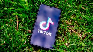 Непал забрани TikTok защото съдържанието му е вредно за социалната