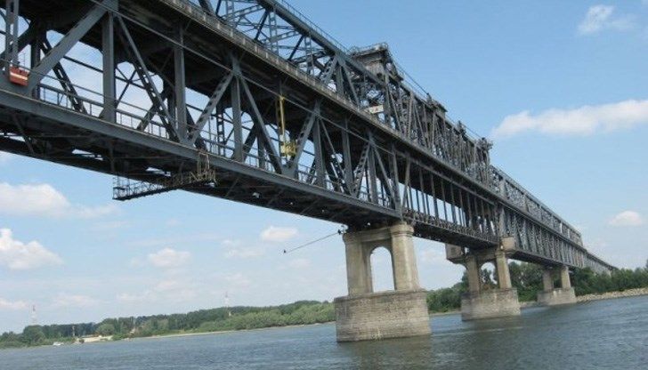 Започна поетапното спиране на движението по Дунав мост. Ограничението е