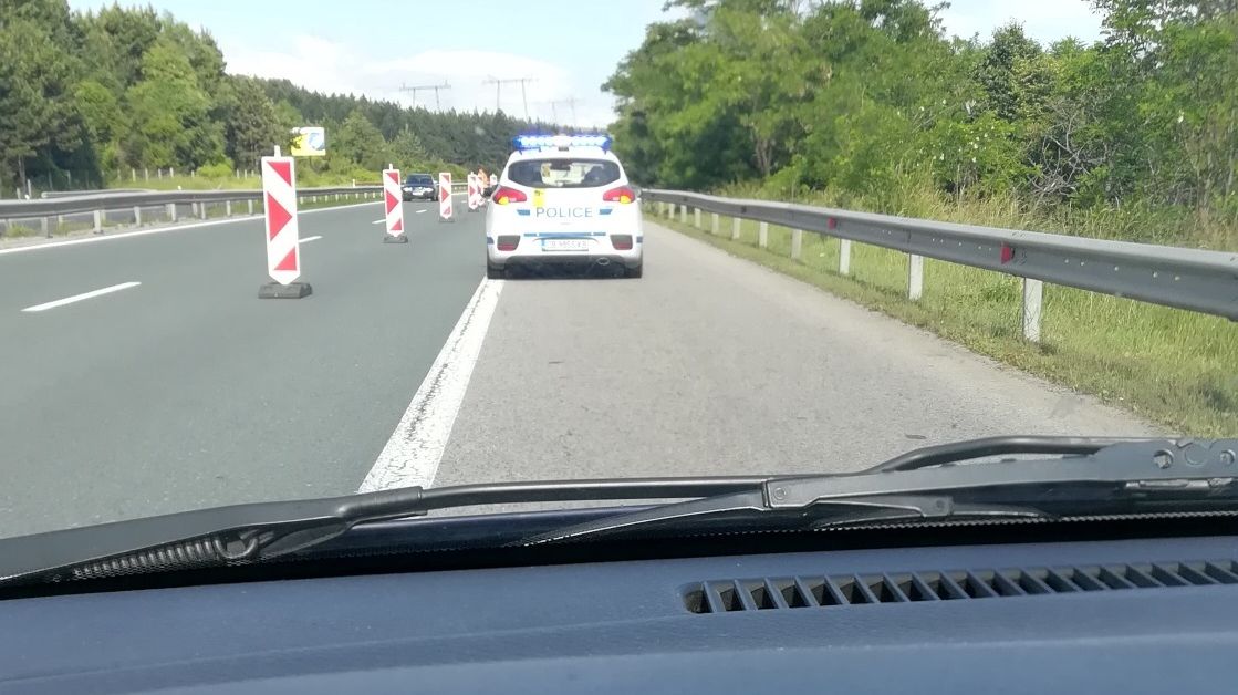 Четири полицейски екипа регулират движението по магистрала Тракия край Пловдив.