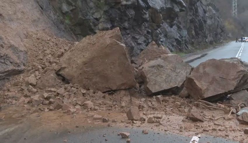 Ново свлачище в Искърското дефиле - късно снощи паднала скална