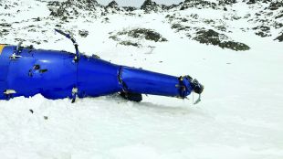 Разследващите смятат че се е ударил в планинатаТеренът и снегът