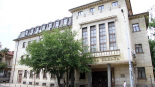 Арест за трима изнудвачи в ПловдивЗатворник заплашвал по телефонаЖена от