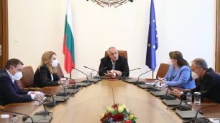 Министър председателят Бойко Борисов разпореди имунизирането с ваксината на Астра Зенека