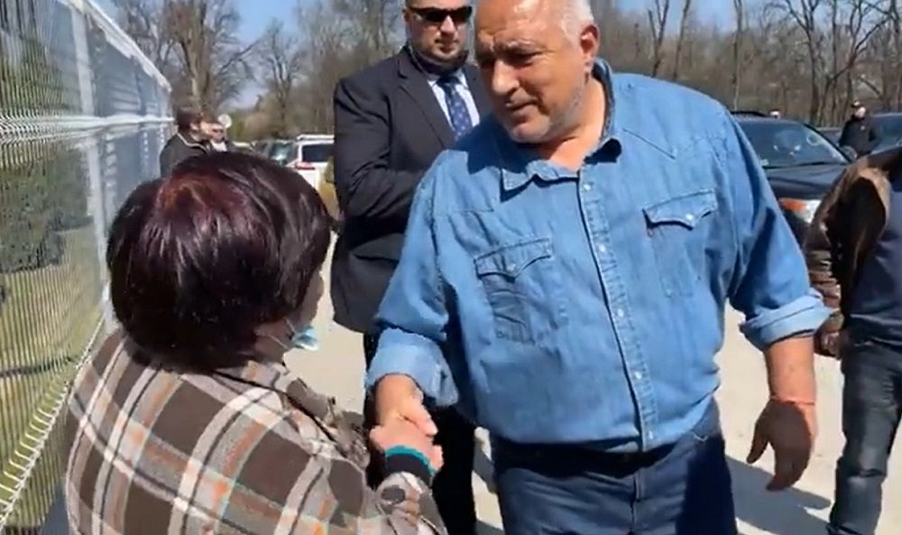 Министър-председателят Бойко Борисов помогна на възрастна жена с аварирала кола