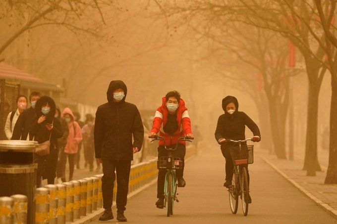 Китайската столица Пекин осъмна днес обвита в плътен прах с