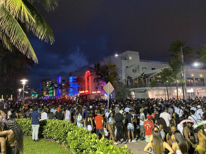 Властите в Маями бийч, Флорида, спешно удължиха налагането на вечерен