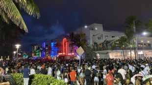Властите в Маями бийч Флорида спешно удължиха налагането на вечерен