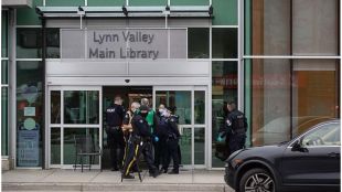 Мъж намушка 7 души с нож в библиотека в Северен Ванкувър