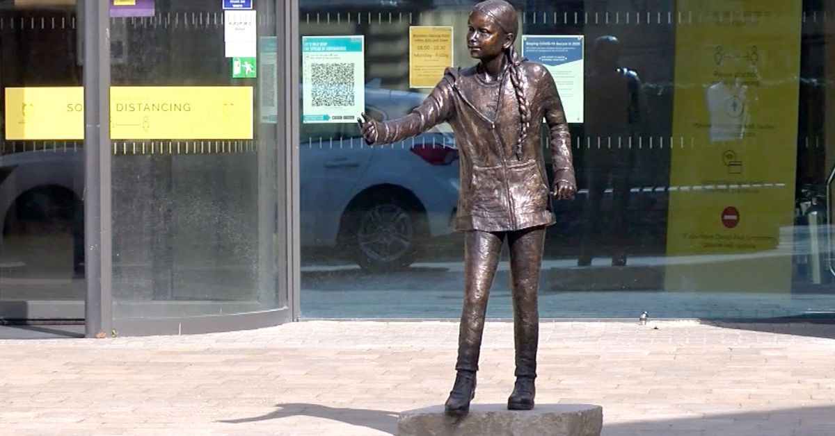 Откриването на статуя на Грета Тунберг в британски университет породи