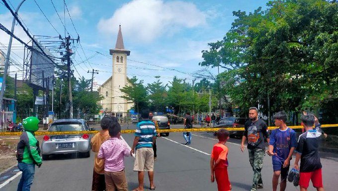 Девет души бяха ранени при самоубийствен бомбен атентат пред католическа