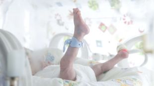 Ограниченията за контакт между преждевременно родени бебета и родителите им