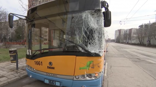 Тролейбус на столичния градски транспорт беше ударен от бетоновоз днес