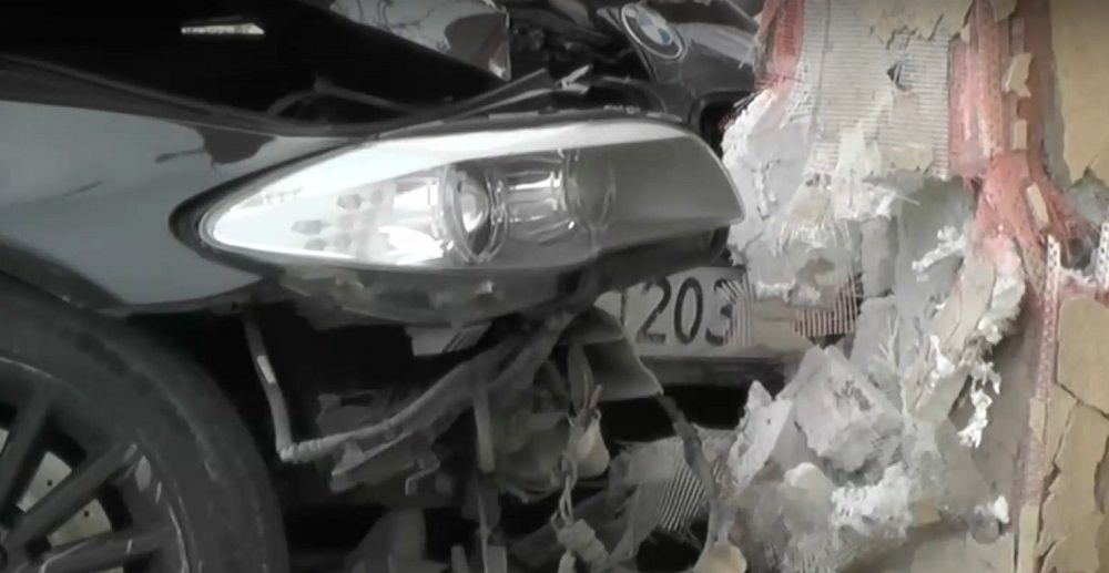 Зрелищна катастрофа във Варна. Автомобил се вряза в жилищна сграда