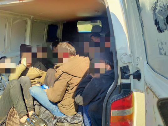 Арести до КитенГранични полицаи заловиха 13 нелегални мигранти, които били