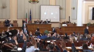 Народните представители решиха премиерът в оставка Бойко Борисов да се