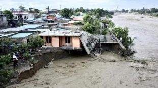 Над 150 са вече жертвите на катастрофалните наводнения в Индонезия