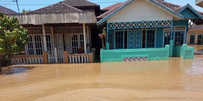 Наводнения след поройни дъждове днес отнеха живота на най-малко 44