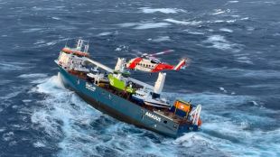 Сложна спасителна операция свали 12 моряци от борда на кораб