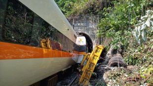 Влак дерайлира в тунел в източната част на остров Тайван