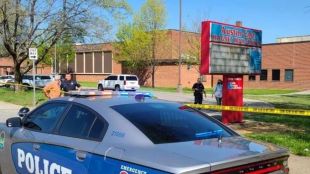 Стрелба в гимназия в Ноксвил Тенеси Застрелян е ученик и