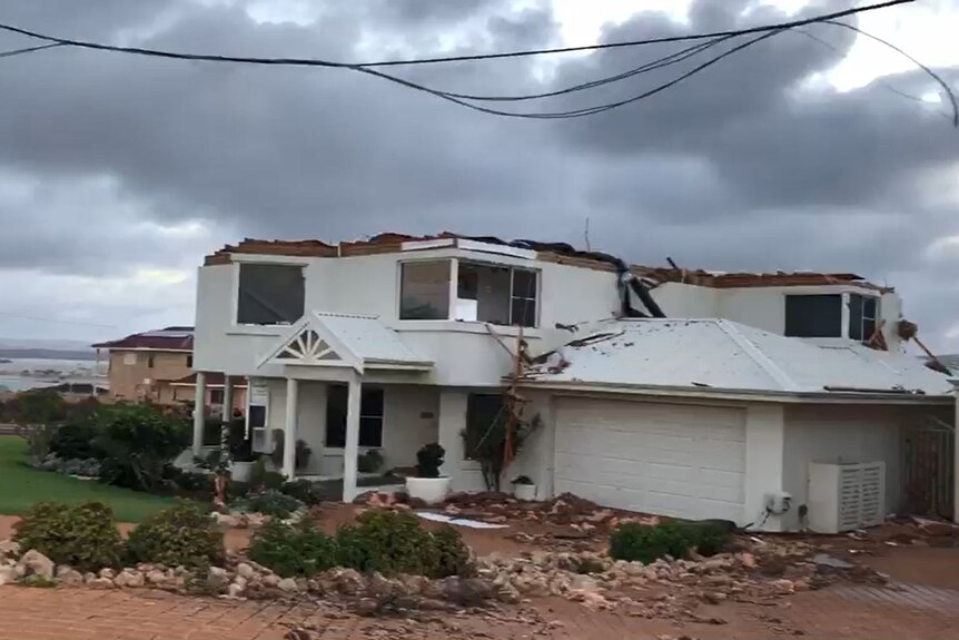 Разрушителен циклон нанесе щети на няколко градове по западното крайбрежие