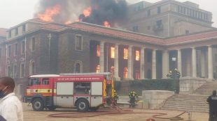 Горски пожар се е разпространил в близкия кампус на университета