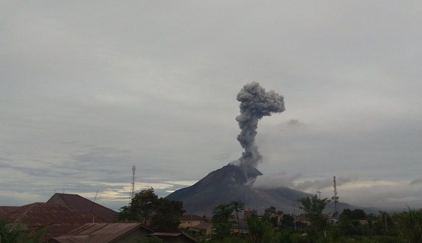 Вулканът Синабунг, намиращ се в провинция Северна Суматра в Индонезия,