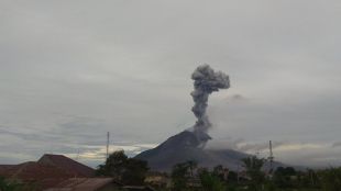 Вулканът Синабунг намиращ се в провинция Северна Суматра в Индонезия