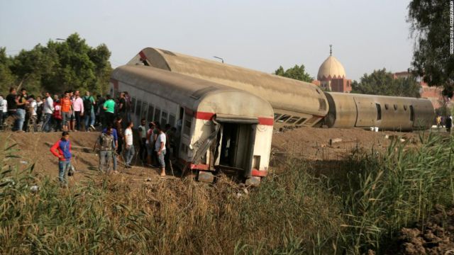 Инцидент с влак на север от Кайро рани 97 души,