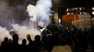 Бурни протести имаше и снощи седма поредна вечер в предградието