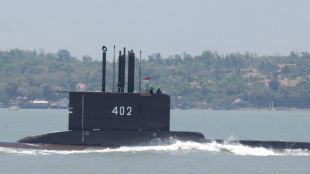 Индонезийският флот е открил отломки от изчезнала подводница с екипаж