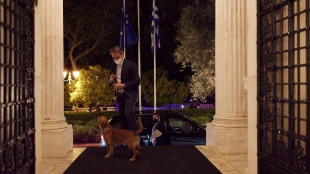 Премиерът на Гърция Кириакос Мицотакис осинови куче от приют в
