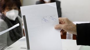 Избирателните секции за балотажа на френските президентски избори отвориха в