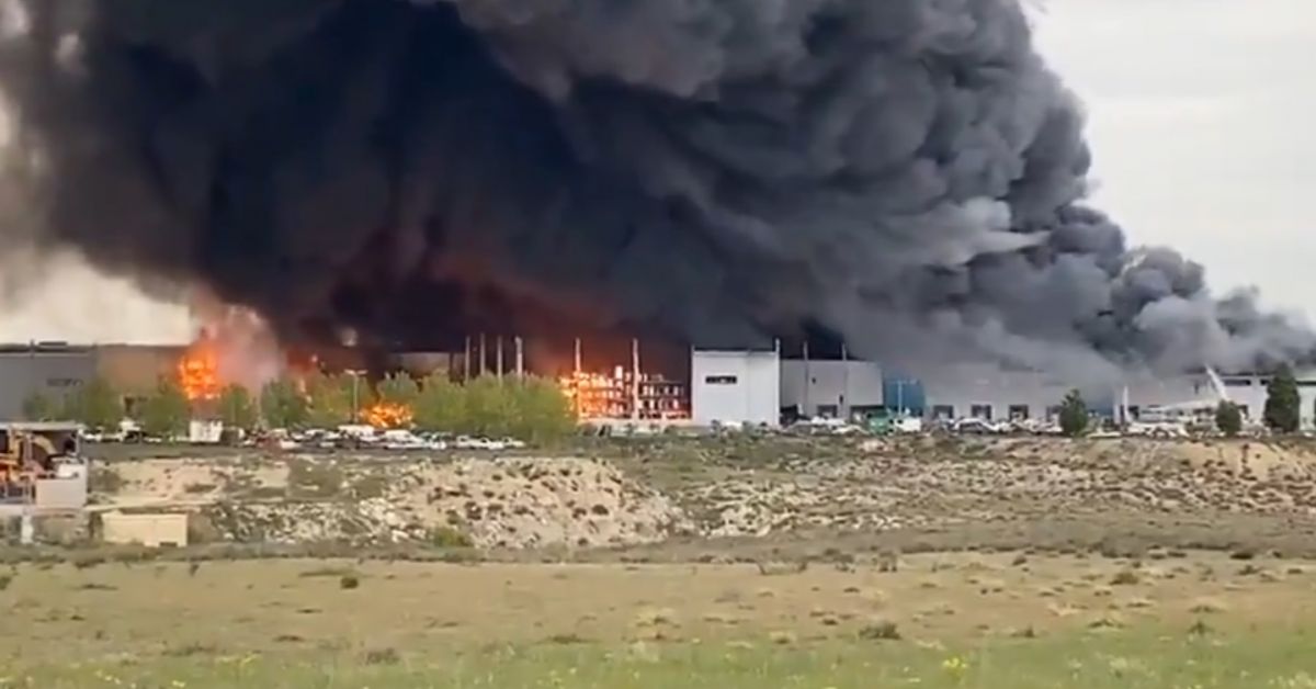 Огромен пожар избухна в индустриален парк близо до град Сесеня,