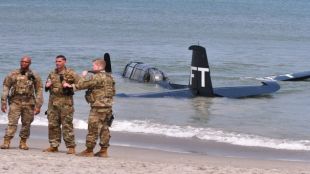 Самолет от Втората световна война кацна аварийно на плаж във