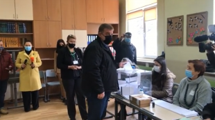 Лидерът на ВМРО Красимир Каракачанов упражни правото си на глас