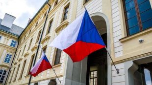 Новото десноцентристко правителство в Чехия получи вот на доверие в